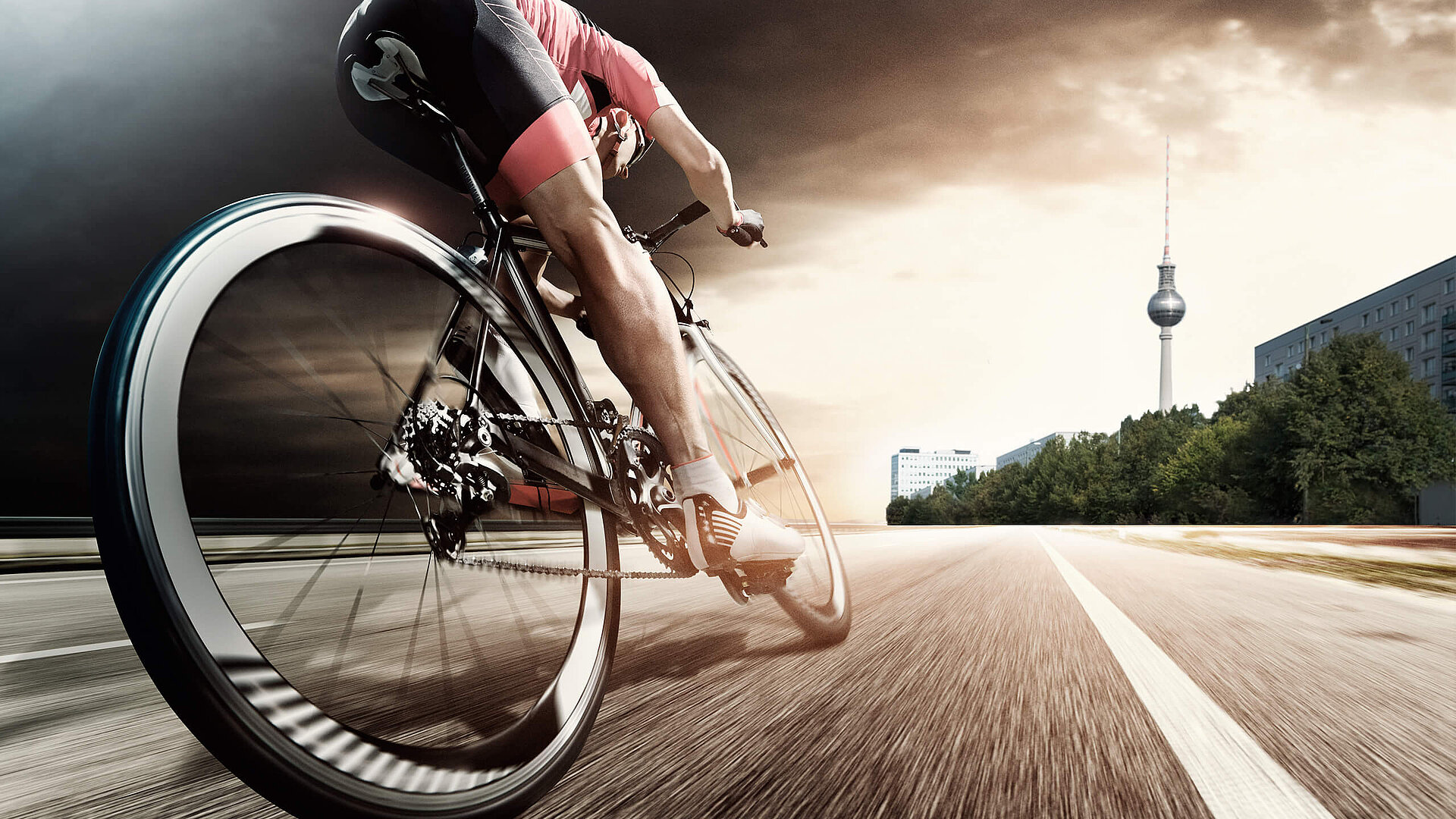 VeloCity Berlin (2023): Radfahrer steuert auf den Fernsehturm zu © SCC EVENTS